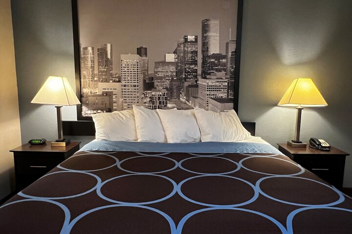 Super 8 by Wyndham Center
