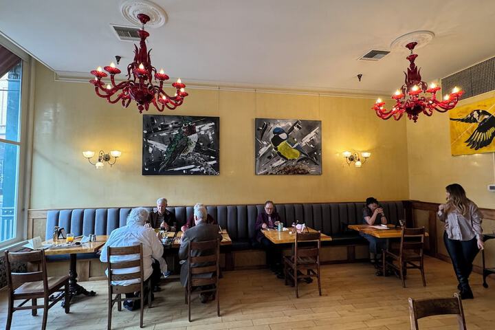 Dining 16 of 19