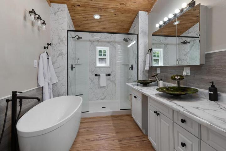 Spacious Cabin Near Hocking Hills and Caves with Hot Tub and Firepit