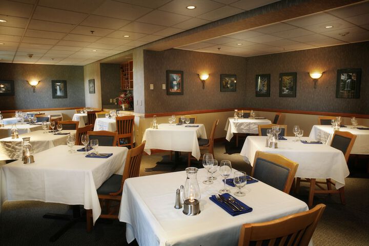 Dining 32 of 48