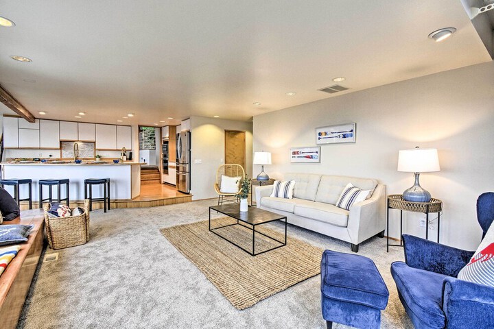 Unique Port Ludlow Home w / 3 Decks & Hot Tub!