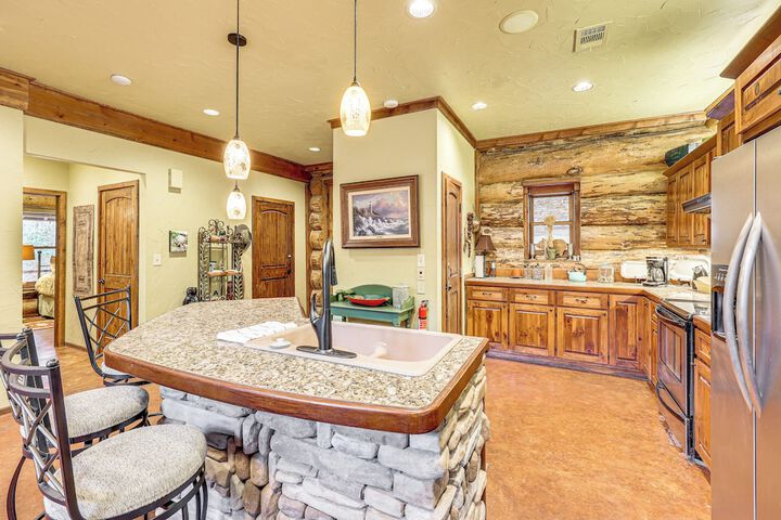 Fish Boat & Hike: Pet-friendly Cabin in Arkansas