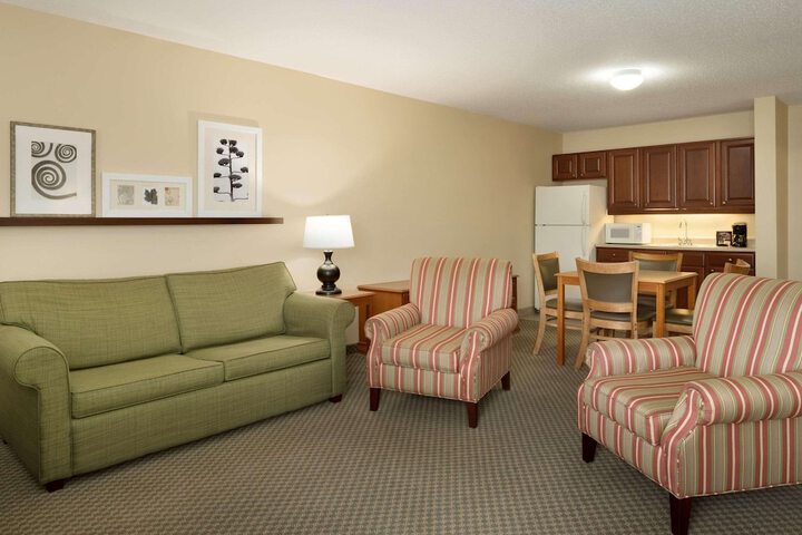 Country Inn & Suites by Radisson Grinnell, IA