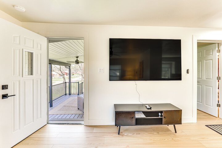 3 Mi to Downtown Youngstown: Apt w / Deck!