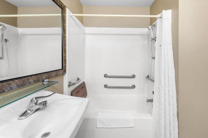 Super 8 by Wyndham Bellefontaine