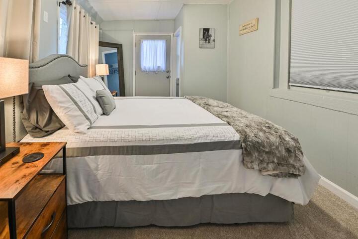 Sr Pilot Earhart Hangar Suite 2 br K & Q, 1 Ba