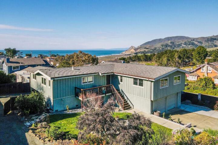 Ocean & Mountain View Home - Walk to Trails Beach Family Activities