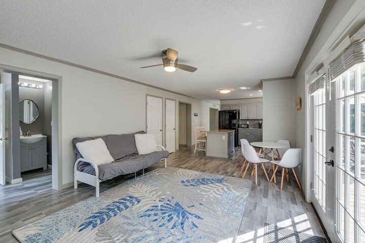 Group-friendly Myrtle Beach House w / Deck