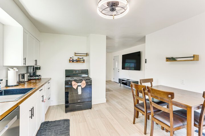 3 Mi to Downtown Youngstown: Apt w / Deck!