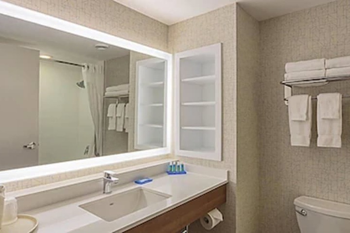 Holiday Inn Express & Suites Belleville by IHG