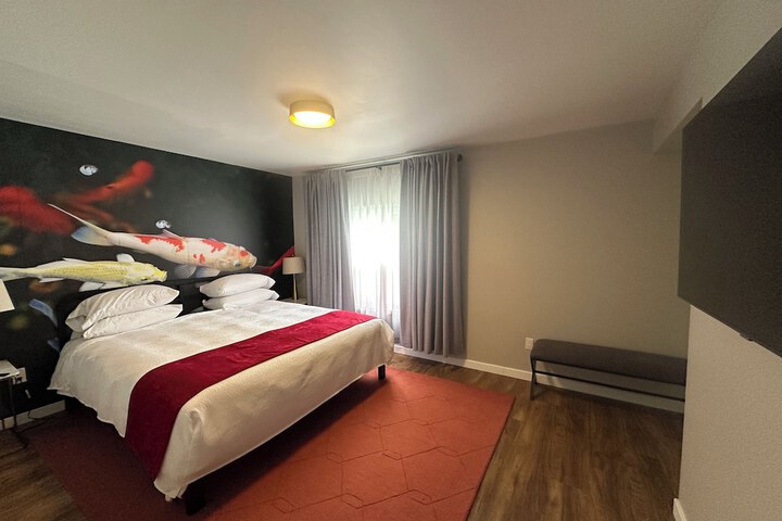 Lighthouse Inn & Suites
