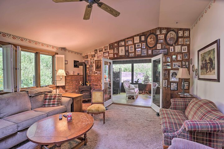 Serene Lodi Escape w / Deck: Boat Hike & Sip!