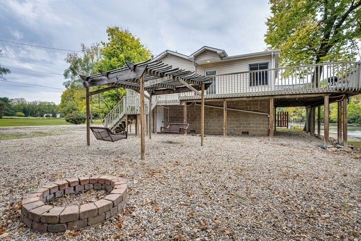 Riverfront Brookston Retreat w / Deck & River Tubes