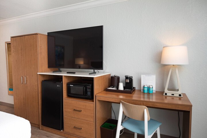 Dolphin Sands Clearwater Beach an Ascend Collection Hotel