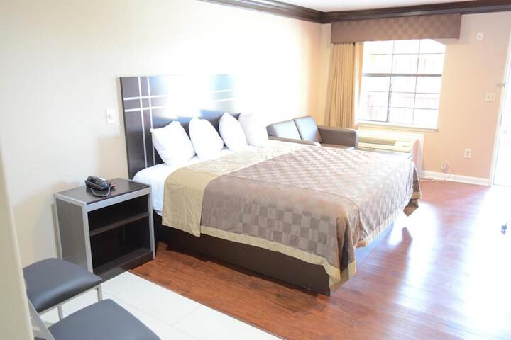 Room 25 of 38
