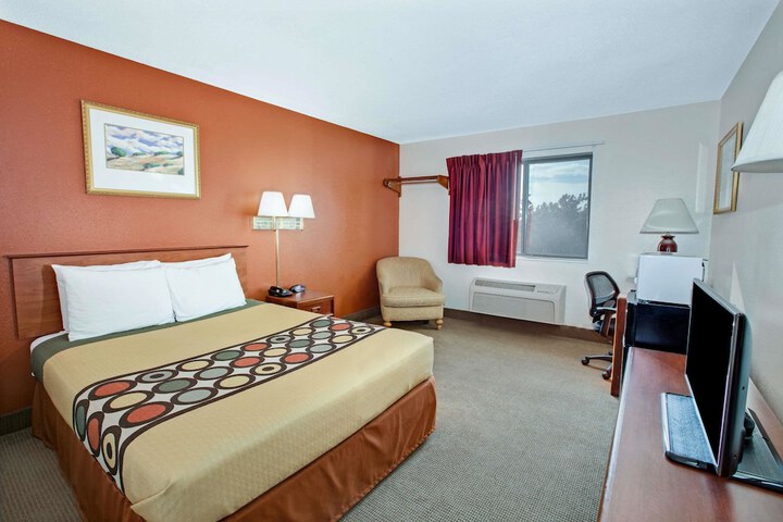 Room 10 of 18