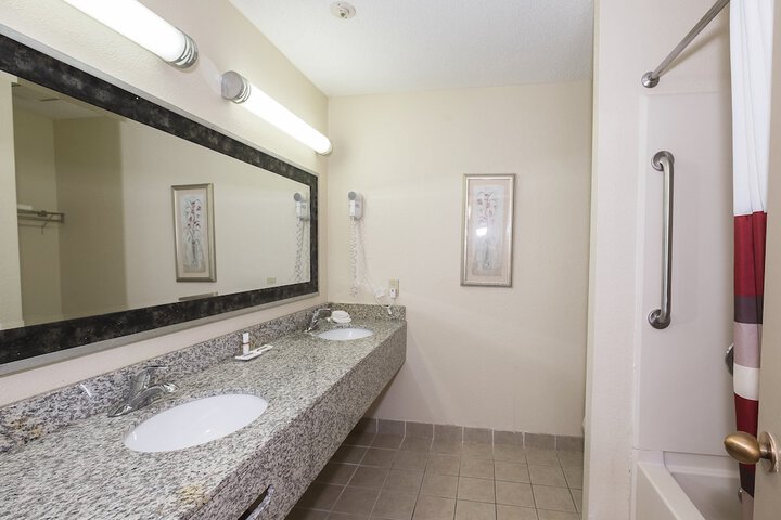 Room 16 of 34