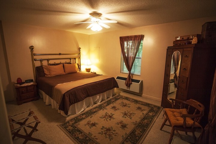 Room 33 of 137