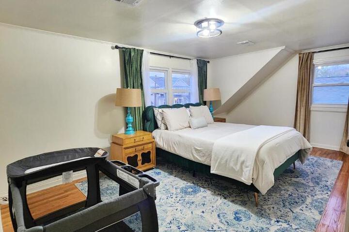 Chic Spacious Apt Near Attractions / Food/EWR/NYC