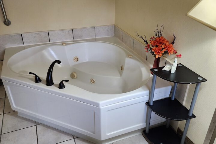 Hot Tub 26 of 28