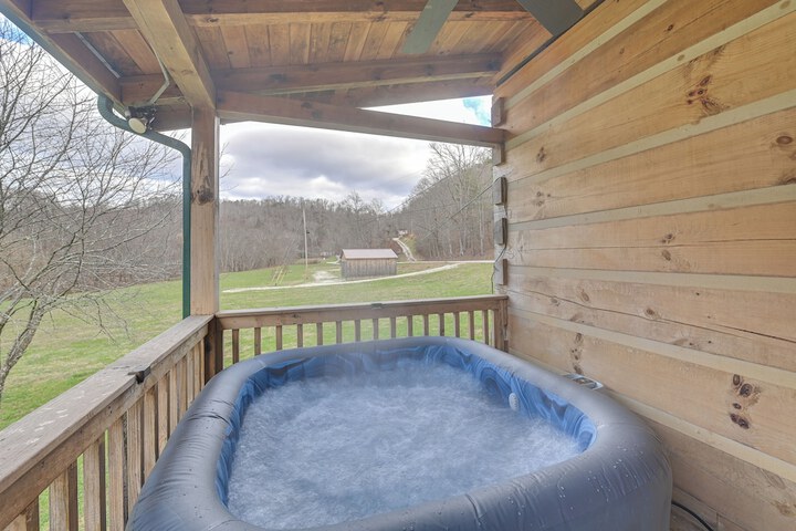Pet-friendly Cabin w / Hot Tub in Daniel Boone NF