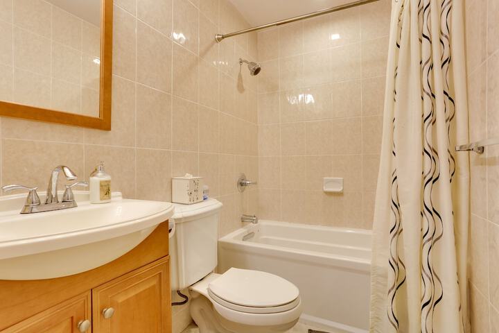 Pools Hot Tub & More: Bushkill Mountain Getaway!