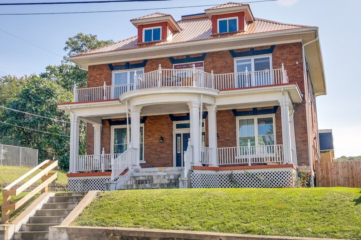 Inviting Connellsville Getaway w / Deck!
