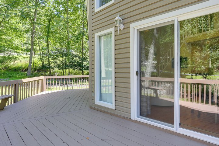Pools Hot Tub & More: Bushkill Mountain Getaway!