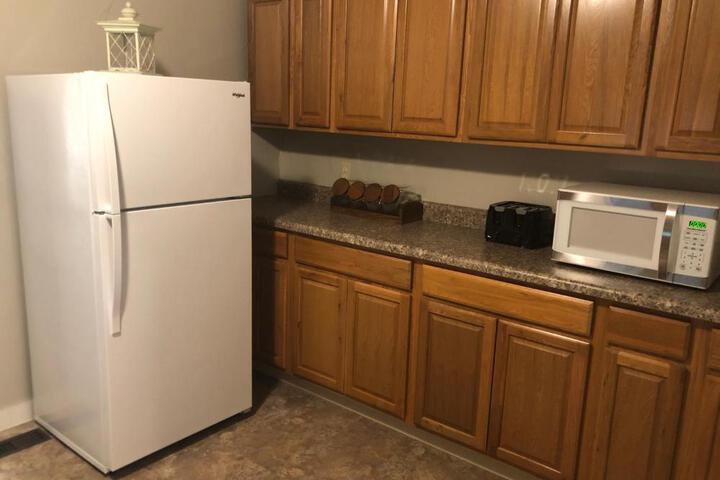 Downtown 2 Bedroom Cottage Sleeps 6, Walking Distance to Honeywell, Downtown Restaurants, Shopping