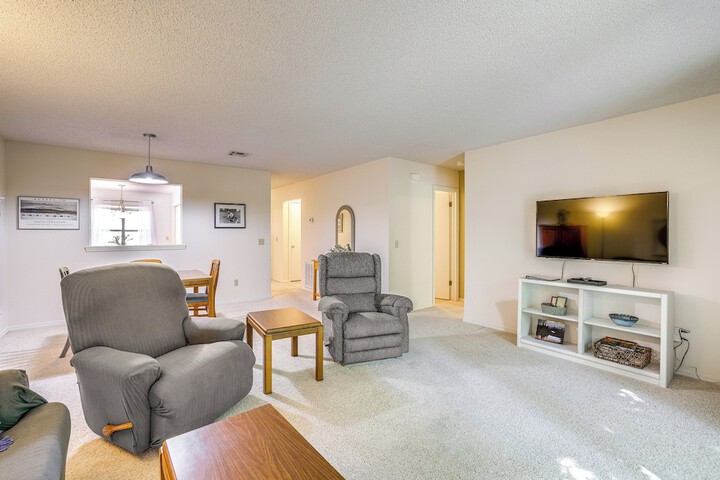 Bella Vista Townhome w / Deck Near Back 40 Trail!