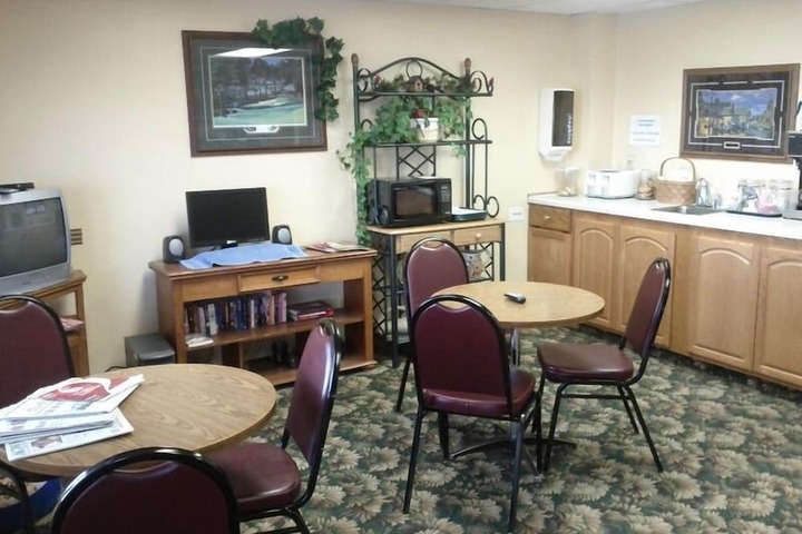 Oakwood Inn and RV Park