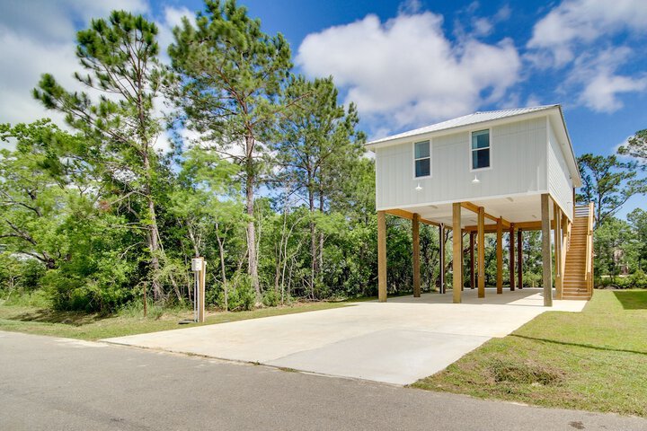 Lovely Bay St. Louis Retreat w / Dock & Canal Access