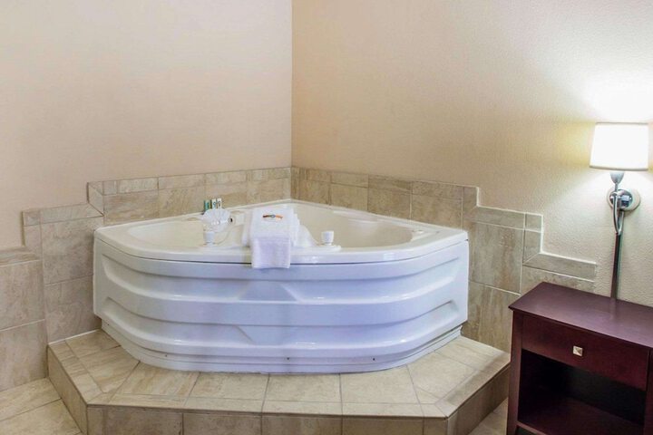 Quality Inn & Suites Peoria North