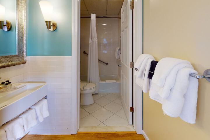Breezeway Boutique Hotel