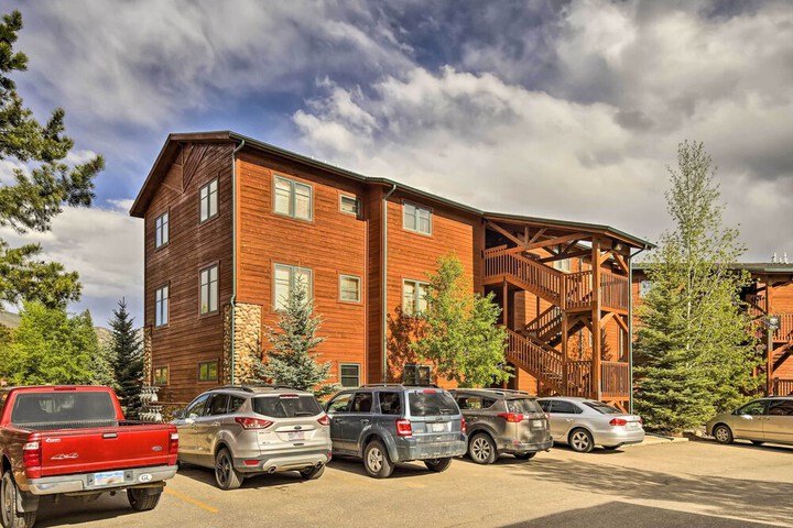Steps to Grand Lake: Condo w / Deck & Mtn Views
