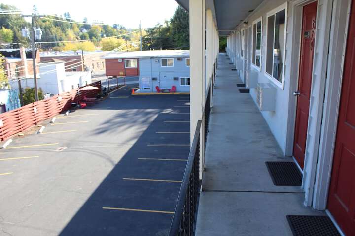 Cougar Land Motel