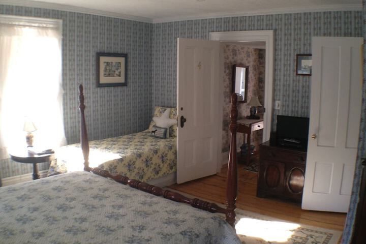 Room 9 of 28