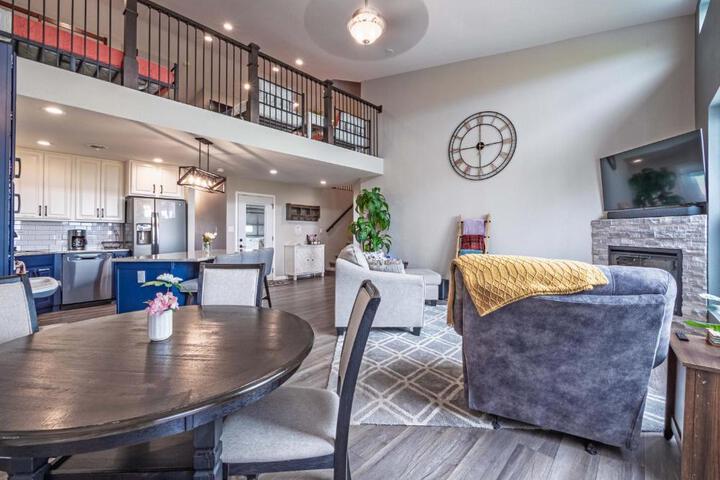 Black Hills Barndo-Hot Tub & Massage Chair