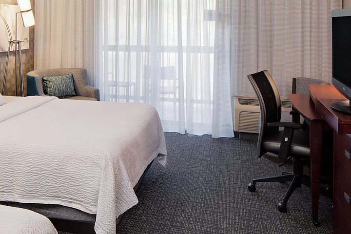 Courtyard by Marriott Pittsburgh West Homestead / Waterfront