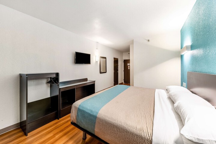 Room 33 of 48