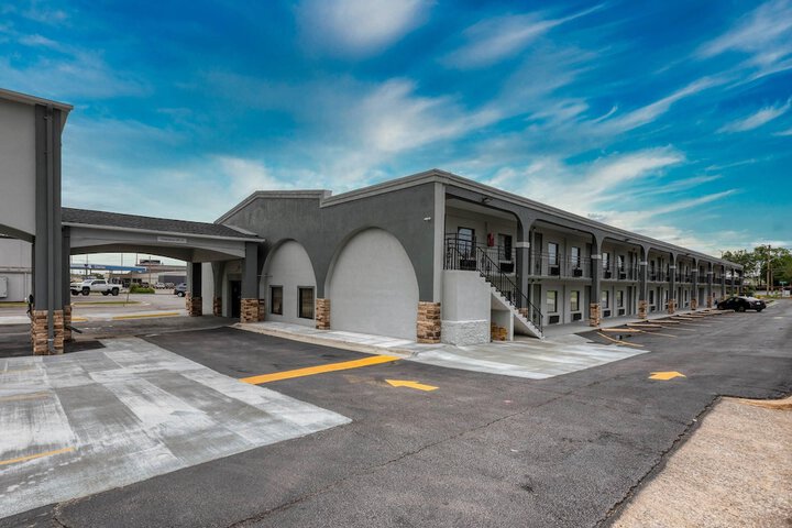 Clarion Pointe Decatur River City