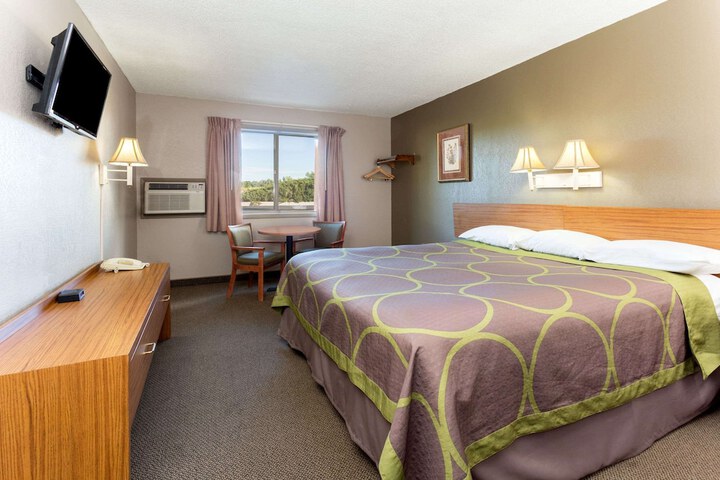 Room 8 of 14