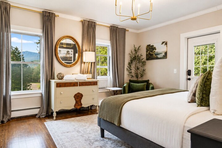 The Aurora Inn & Cottages