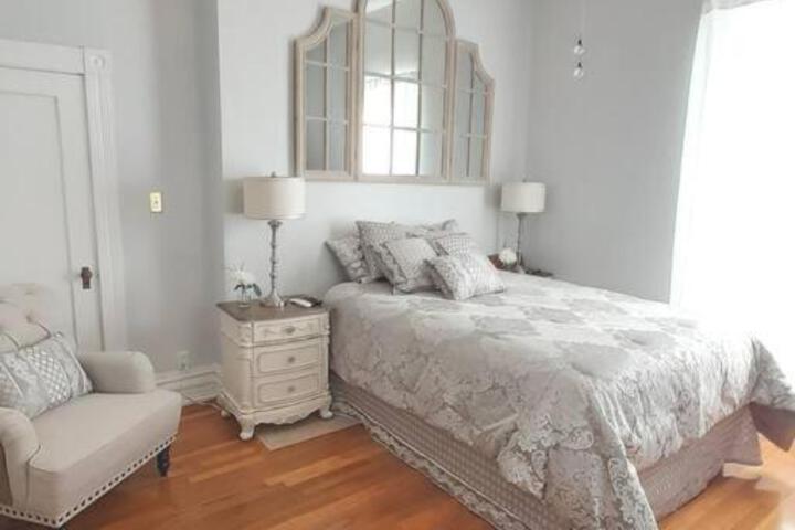 Queens Chamber w King Heavenly Bed at Nottingham Place in Wise