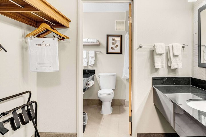 Country Inn & Suites by Radisson Brookings, SD