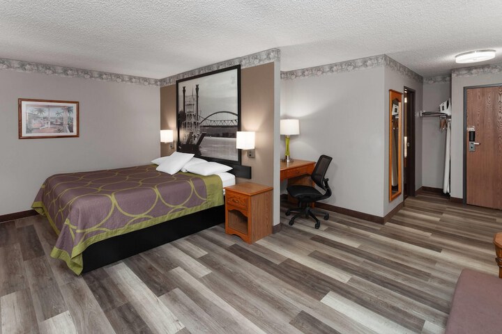 Super 8 by Wyndham Green Bay Near Stadium