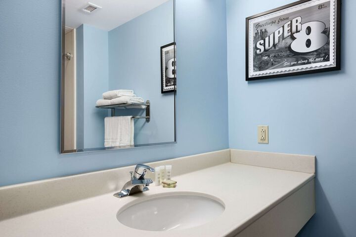 Super 8 by Wyndham Pennsville / Wilmington