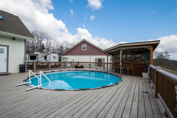 Poolside ADU w Sauna Free Tix Tiki Bar Retreat