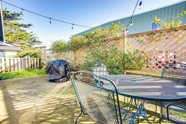Bandon Beach House Rental: Walk to Downtown!