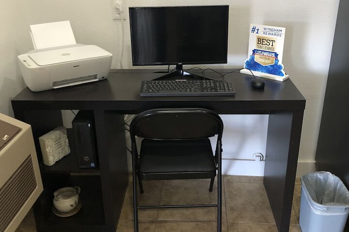 Business Center 18 of 18